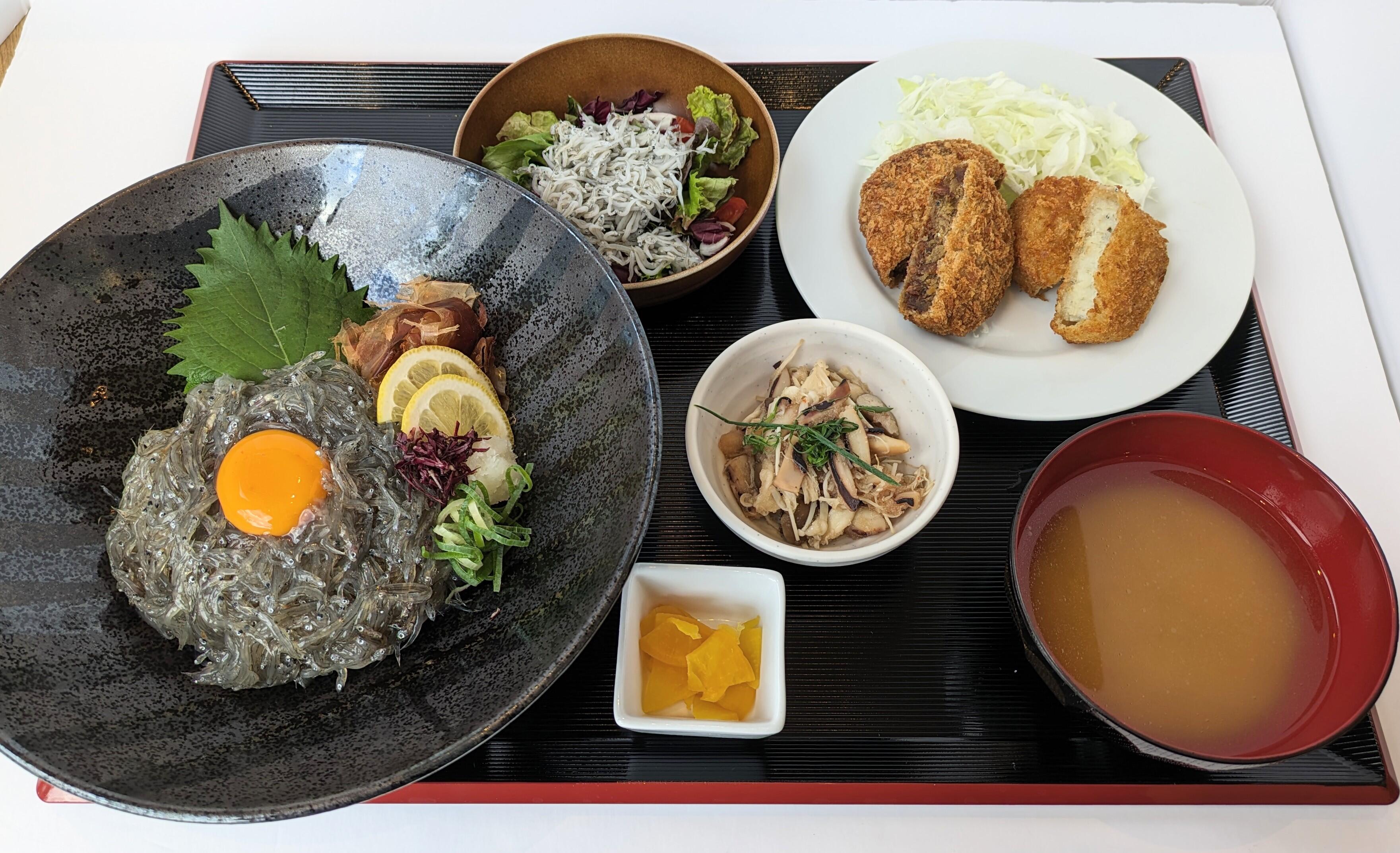 生しらす丼コロッケ定食